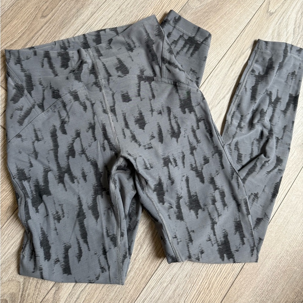 Lululemon InStill High-Rise Tight 25" size 2
Camo Jacquard Asphalt Grey Black